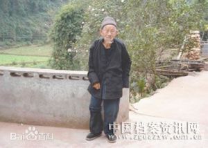 100岁老寿星滕久平在散步