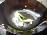 4、锅中放底油烧热，下入葱姜爆香。
