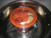 4、炖盅上面盖上了层保鲜膜，然后放在蒸锅里蒸/炖约一个半小时即可！