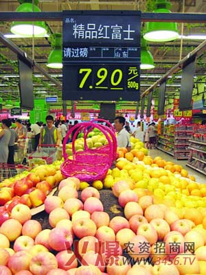 超市中的红富士苹果