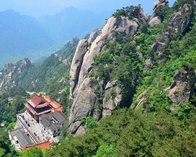 风景名胜 十王峰 十王峰位于天台峰南侧,海拔1342米,为九华山 第